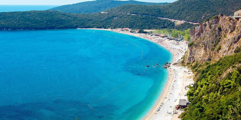 montenegro-budva-budva-im-succ88den-montenegros-liegt-inmitten-einer-reihe-von-traumhaften-stracc88nden-und-buchten-hier-der-berucc88hmte-strand-jaz-pawel-kazmier